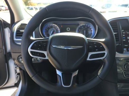 Used 2018 Chrysler 300 Touring w/ Chrome Appearance Package image 11