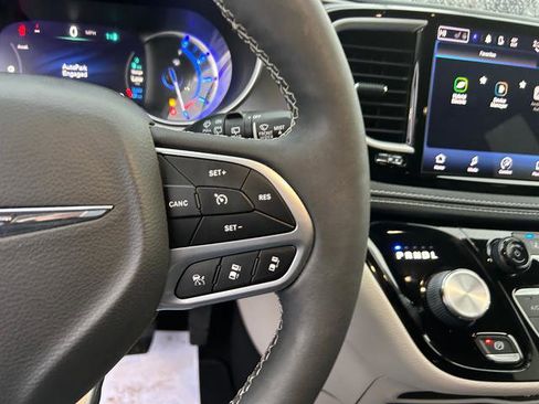 Certified 2022 Chrysler Pacifica Touring-L image 15