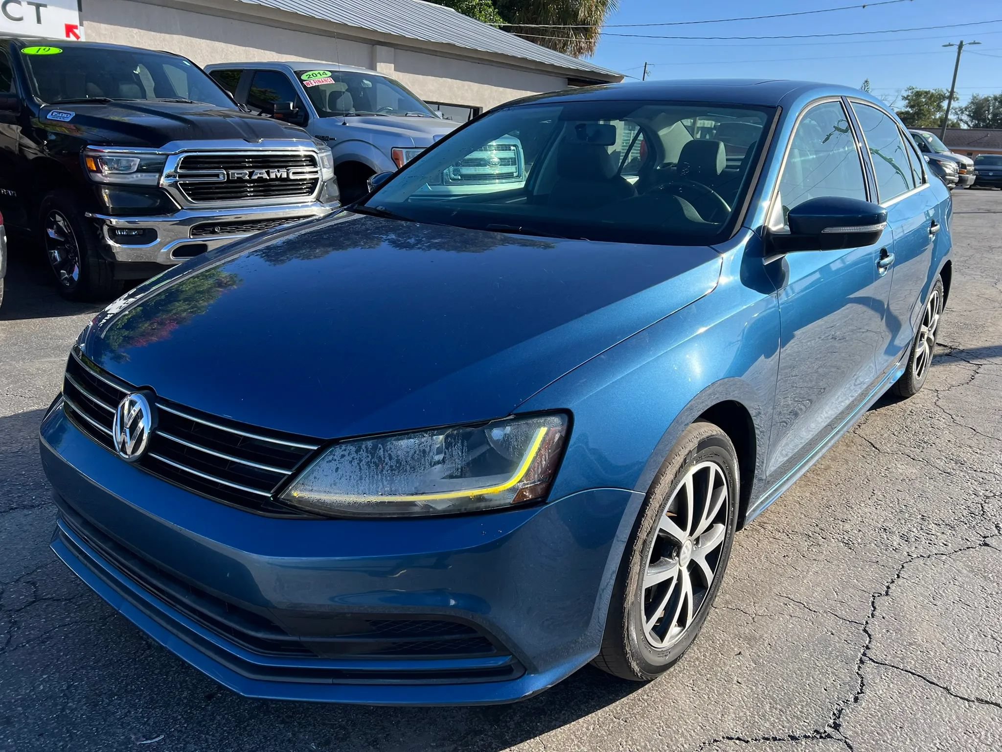 Used 2017 Volkswagen Jetta SE FWD image 2