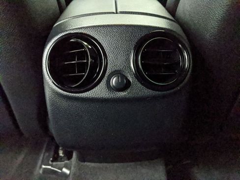 Used 2019 Mercedes-Benz GLC 300 4MATIC image 19