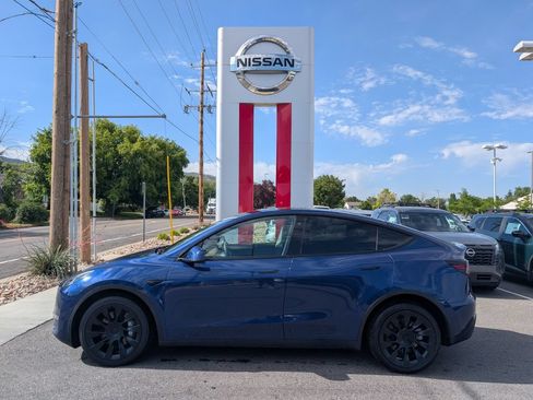 Used 2022 Tesla Model Y Long Range AWD/4WD image 1