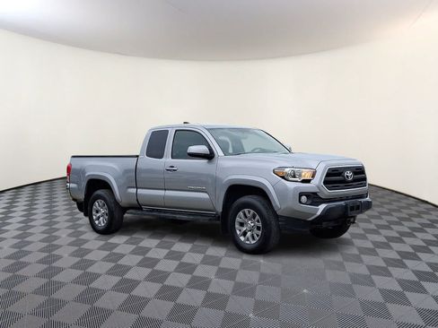 Used 2017 Toyota Tacoma SR5 w/ Tow Package AWD/4WD image 4
