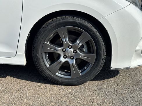 Used 2017 Toyota Sienna SE Premium image 6