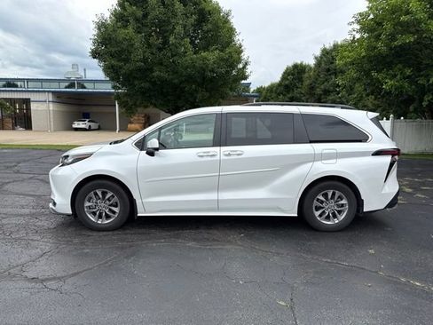 Used 2023 Toyota Sienna XLE AWD/4WD image 4