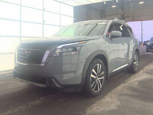 Used 2025 Nissan Pathfinder Platinum image 1