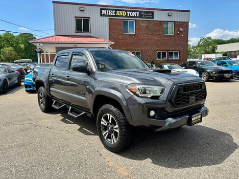 Used 2019 Toyota Tacoma TRD Sport w/ Technology Package AWD/4WD image 3