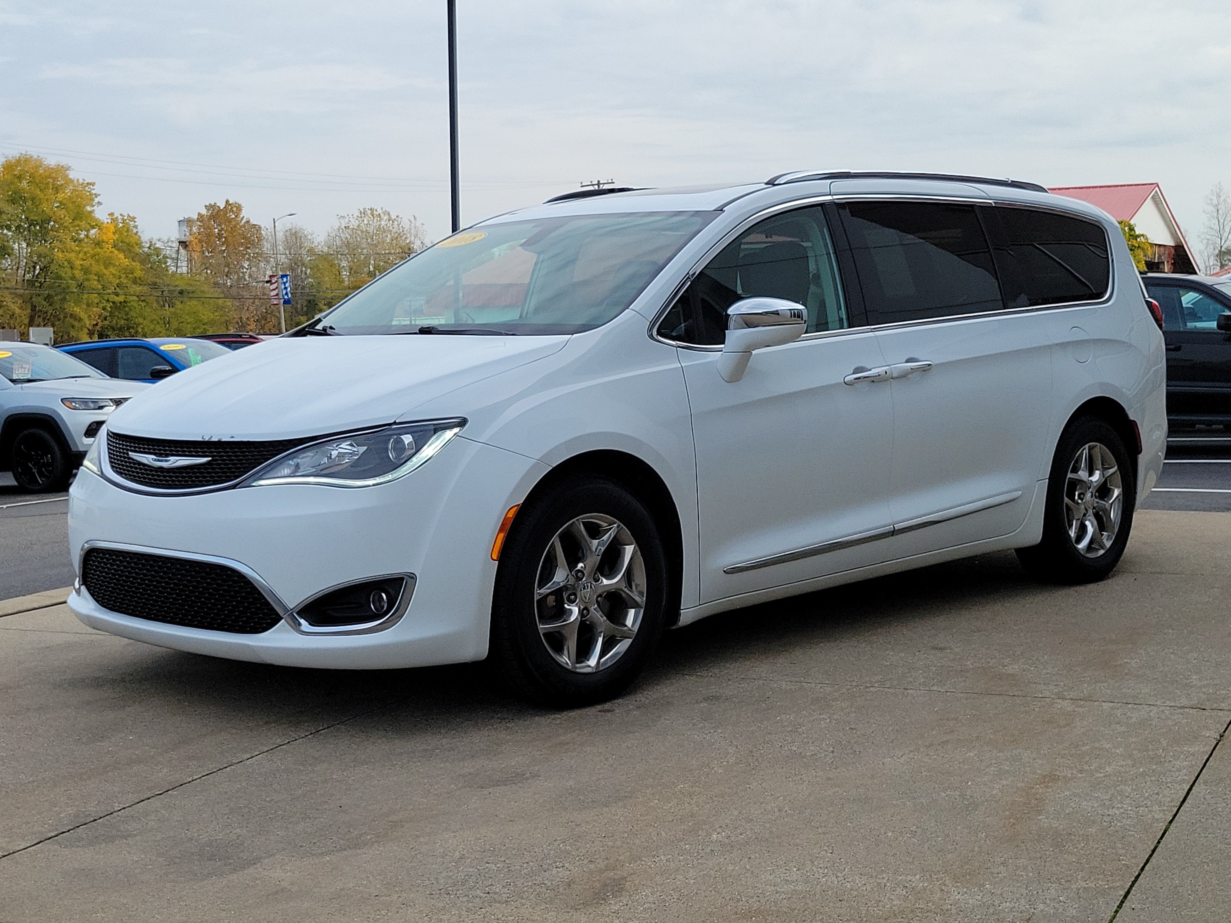 Used 2018 Chrysler Pacifica Limited FWD image 2