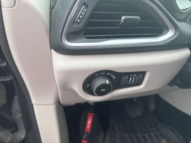 Used 2018 Chrysler Pacifica Touring-L FWD image 15