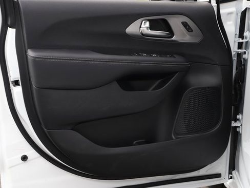 New 2026 Chrysler Pacifica Select image 17