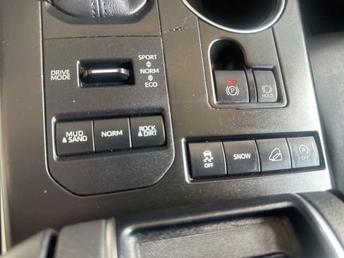 Used 2020 Toyota Highlander XLE AWD/4WD image 29