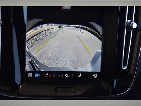 Certified 2025 Volvo XC40 B5 Plus w/ Protection Package Premier image 20