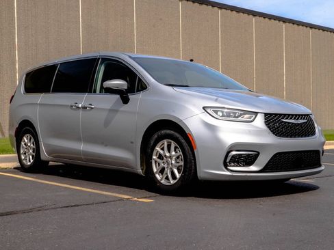 Used 2023 Chrysler Pacifica Touring-L FWD image 2