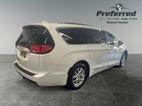Used 2020 Chrysler Pacifica Touring-L FWD image 21