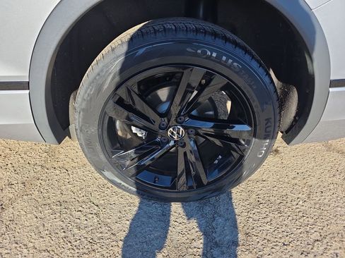 Used 2023 Volkswagen Tiguan SE R-Line image 42