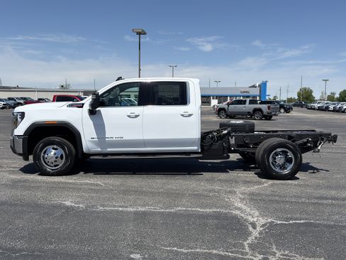 New 2026 GMC Sierra 3500 SLE w/ SLE Convenience Package AWD/4WD image 7