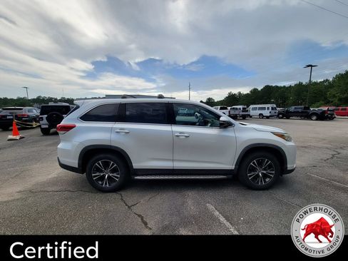 Used 2019 Toyota Highlander LE FWD image 7