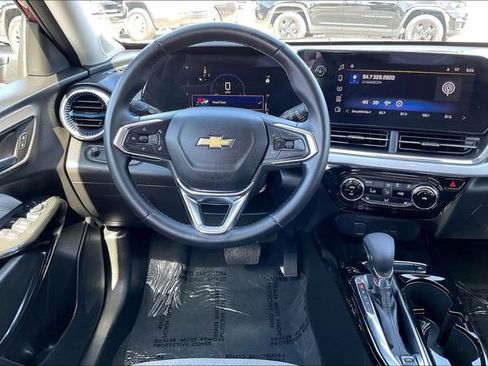 Used 2025 Chevrolet Trax LT w/ LT Convenience Package FWD image 4