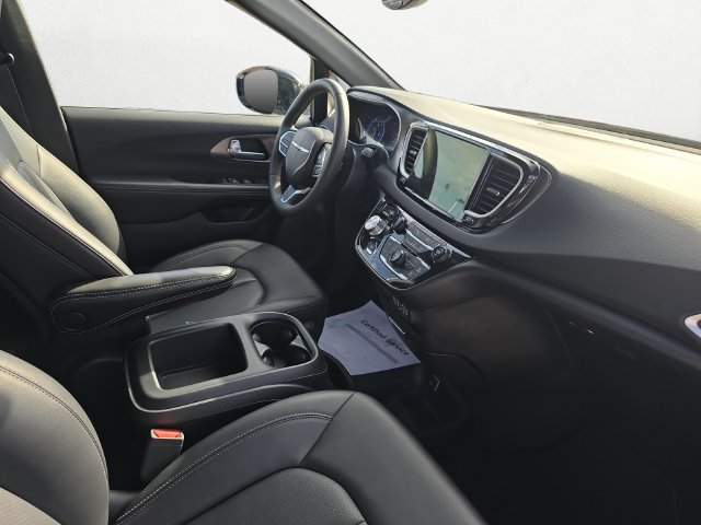 Used 2025 Chrysler Pacifica Select FWD image 15