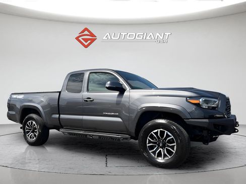 Used 2022 Toyota Tacoma TRD Sport w/ TRD Premium Sport Package AWD/4WD image 10