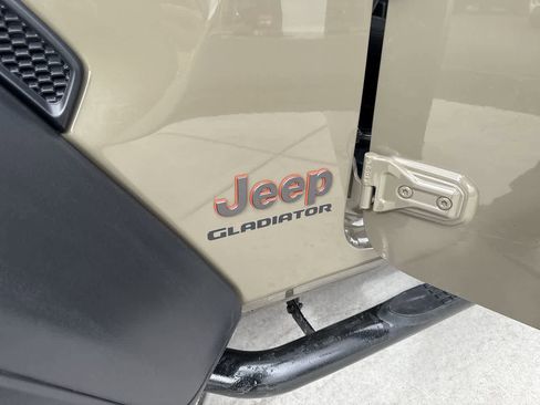 Used 2020 Jeep Gladiator Mojave w/ Cold Weather Group image 9