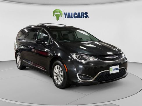 Used 2017 Chrysler Pacifica Touring-L FWD image 7