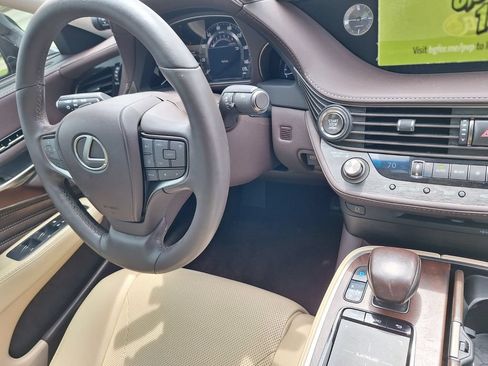 Used 2019 Lexus LS 500 w/ Accessory Package (Z2) RWD image 29