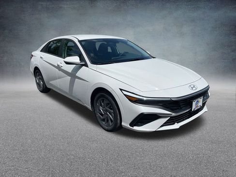 Used 2025 Hyundai Elantra Blue image 35