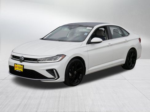 Used 2025 Volkswagen Jetta SE w/ Sunroof Package FWD image 3