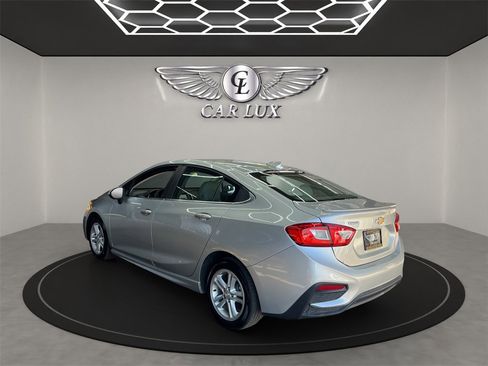 Used 2018 Chevrolet Cruze LT w/ Convenience Package image 4