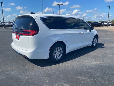 New 2026 Chrysler Pacifica Select image 7