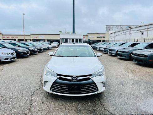 Used 2015 Toyota Camry XLE w/ Moonroof Package image 2