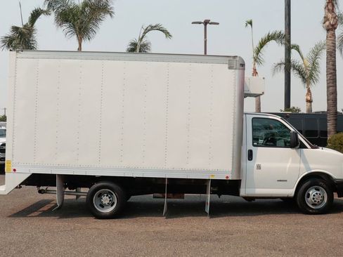 Used 2015 Chevrolet Express 4500 RWD image 14