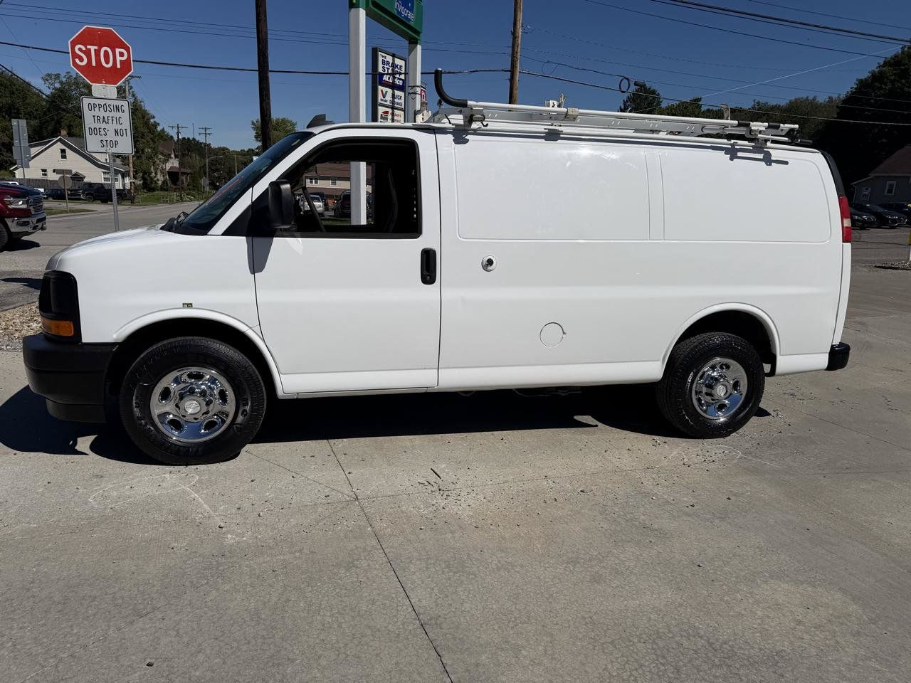 Used 2017 Chevrolet Express 2500 RWD image 2