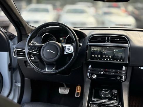 Used 2019 Jaguar F-PACE Prestige image 15