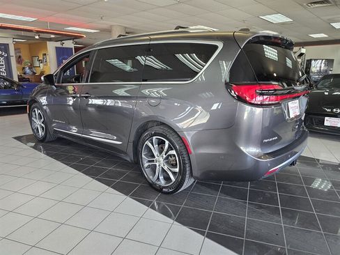 Used 2022 Chrysler Pacifica Pinnacle FWD image 6