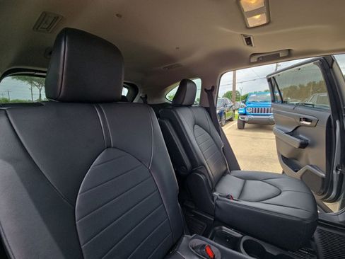 Used 2021 Toyota Highlander XLE FWD image 19