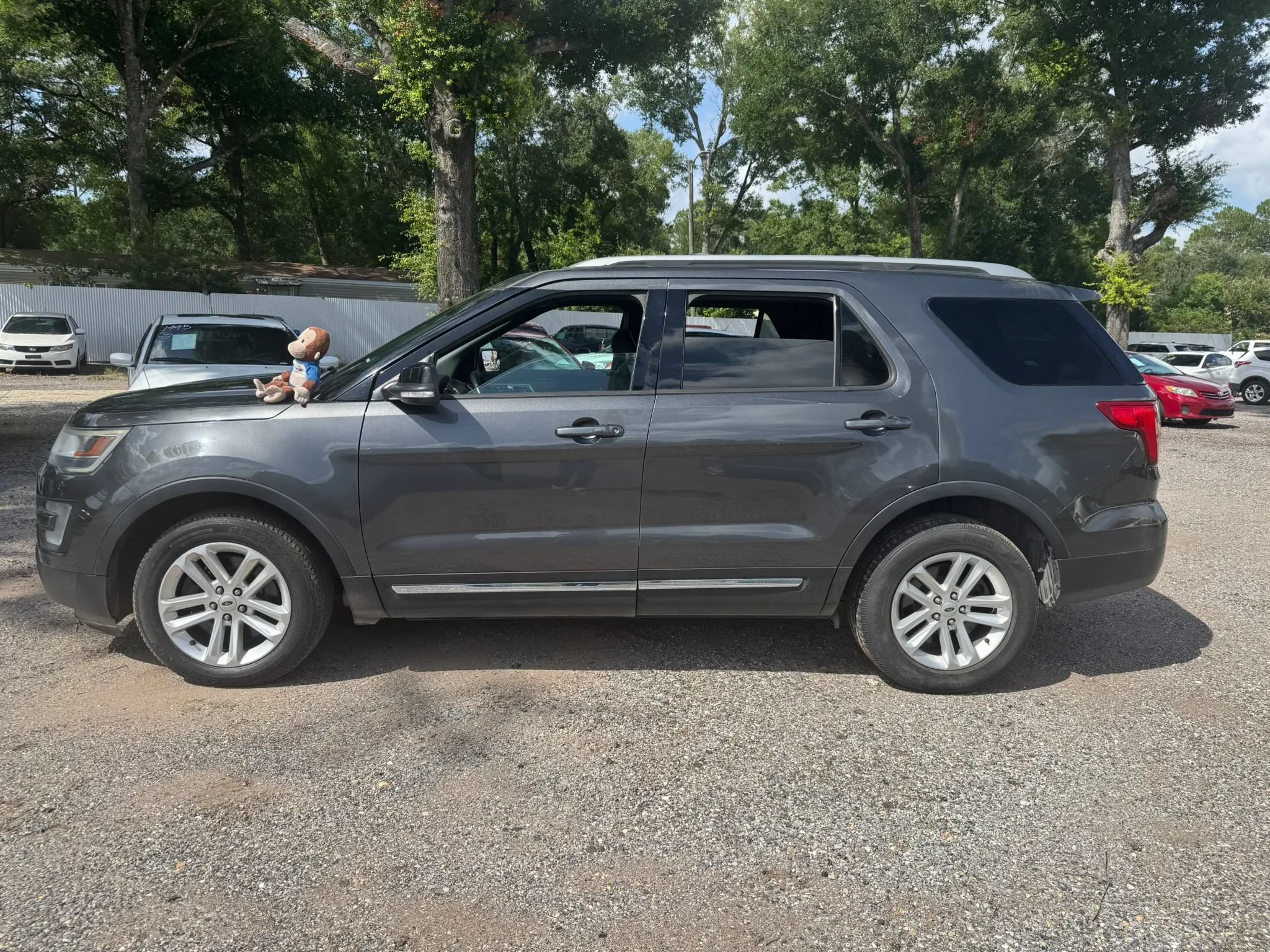 Used 2017 Ford Explorer XLT w/ Equipment Group 202A FWD image 2