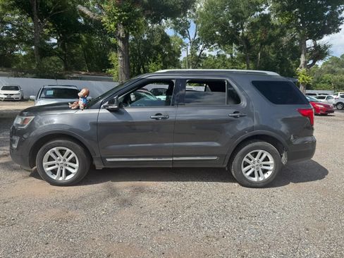 Used 2017 Ford Explorer XLT w/ Equipment Group 202A FWD image 2