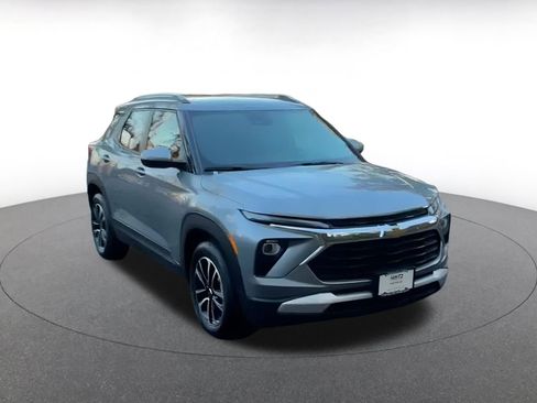 Used 2025 Chevrolet TrailBlazer LT image 3