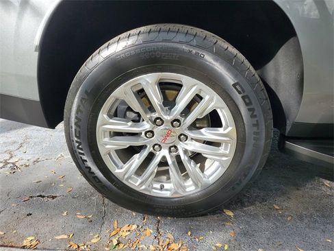 Used 2024 GMC Yukon XL SLT w/ SLT Luxury Package image 5