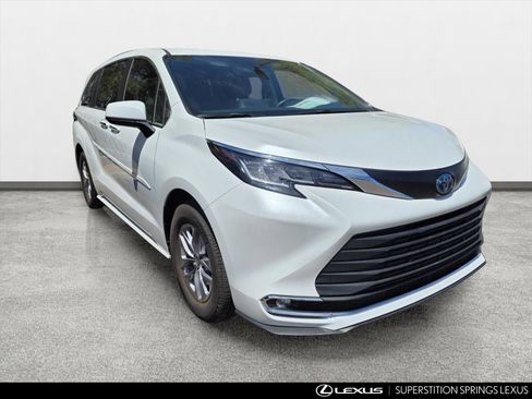 Used 2022 Toyota Sienna XLE FWD image 2