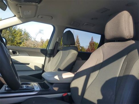 Used 2023 Kia Carnival LX image 14