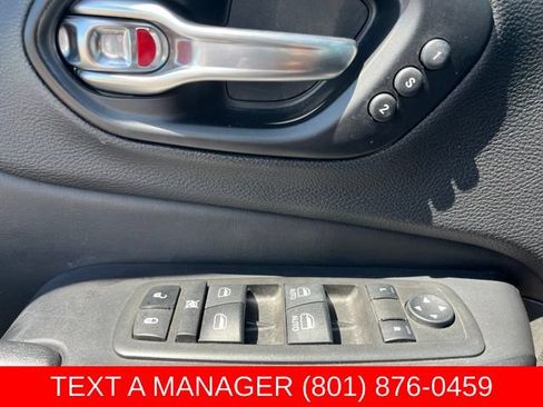 Used 2021 Jeep Cherokee Trailhawk w/ Technology Group AWD/4WD image 17
