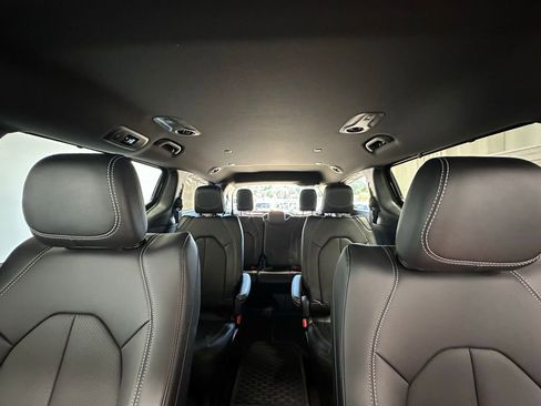 New 2025 Chrysler Pacifica Select w/ Fav Edition Package image 30