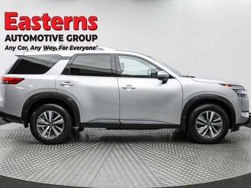 Used 2023 Nissan Pathfinder SL image 4