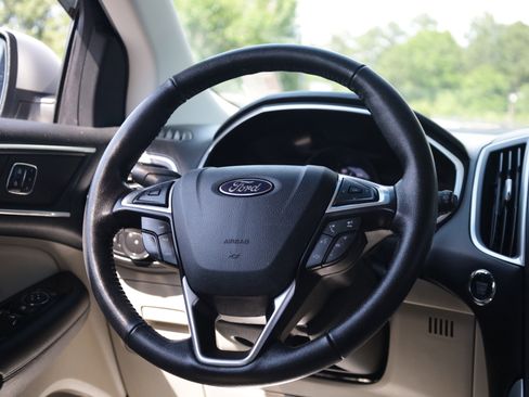 Used 2016 Ford Edge Titanium w/ Technology Package FWD image 7