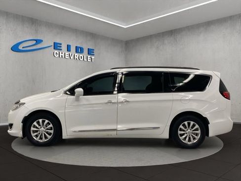 Used 2017 Chrysler Pacifica Touring-L FWD image 11