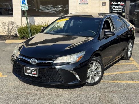 Used 2017 Toyota Camry SE image 2