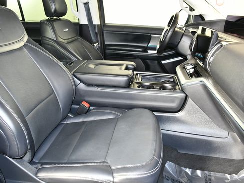 Used 2025 Ford Expedition Platinum AWD/4WD image 40