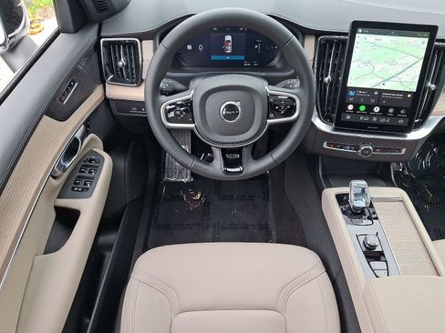 Certified 2025 Volvo XC90 T8 Plus w/ Protection Package Premier AWD/4WD image 11